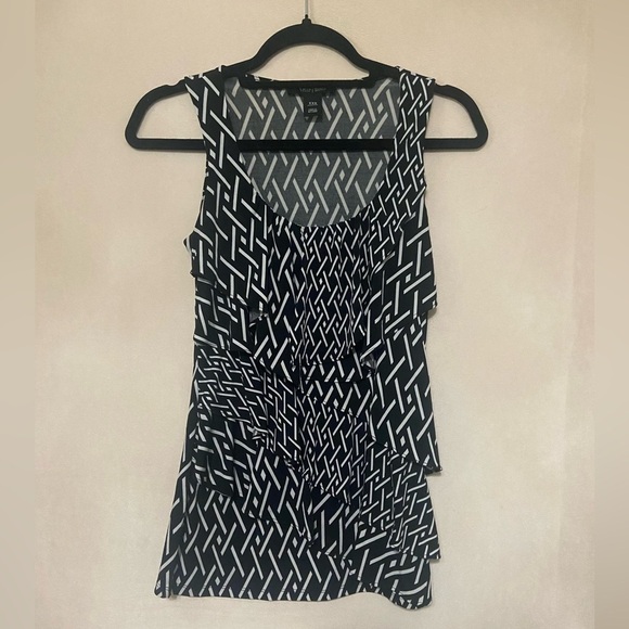 White House Black Market LIKE NEW geometric ruffle layered black/white tank XXS - Picture 2 of 4